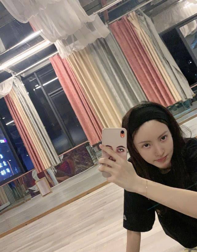 金晨舞蹈室练功满头大汗,发际线后移,颜值变化较大让人担心_训练_动态
