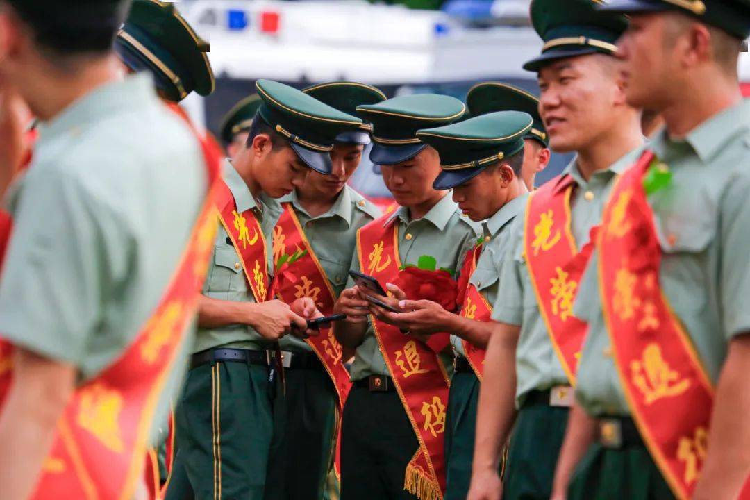 战区各部队组织退伍仪式送老兵