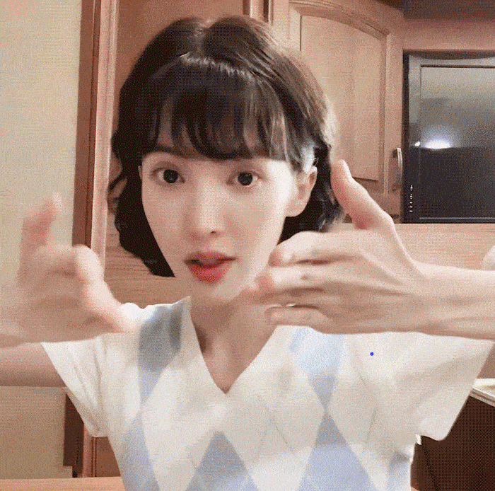 金晨剪完短发后,金晨的五官更加精致.