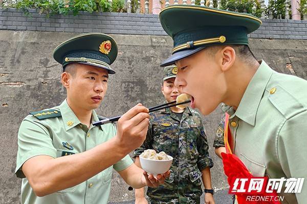 吃一口饺子再离开军营 武警益阳支队退伍老兵光荣返乡