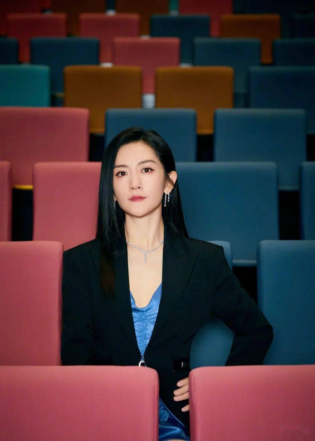 谢娜穿黑西装搭蓝裙 不失优雅美感_举止_长发_蓝色