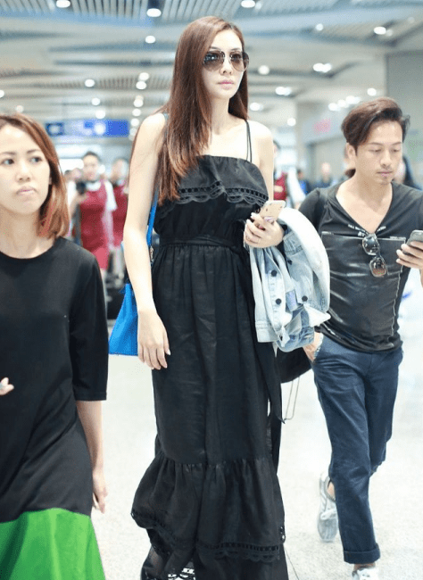 熊黛林有点欺负人,个子这么高还穿高跟鞋,同台的陈奕迅都无奈了_显得