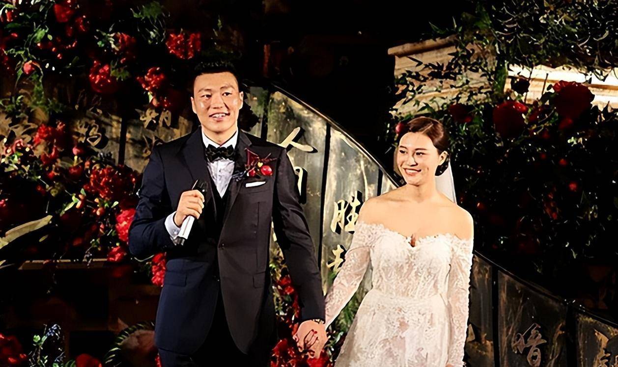 中国男篮名将李根:和前妻离婚后,很丑,第二个已婚的医生的妻子过着