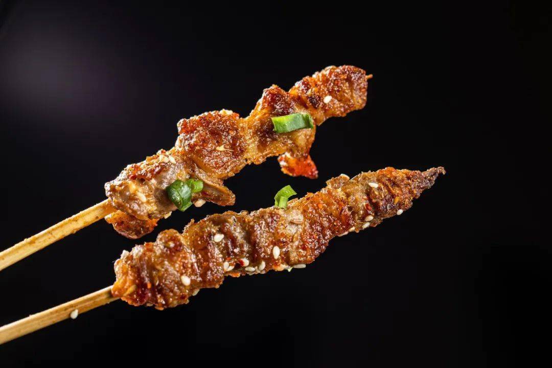 羊肉串&肥牛串·弹牙脆口的烤鸭肠,烤到微微焦黄,撒上孜然,辣椒粉