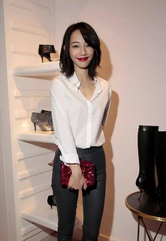 白百何瘦到"脱相",穿衬衫搭配黑皮裤现身,浓妆艳抹一股风尘味_女人