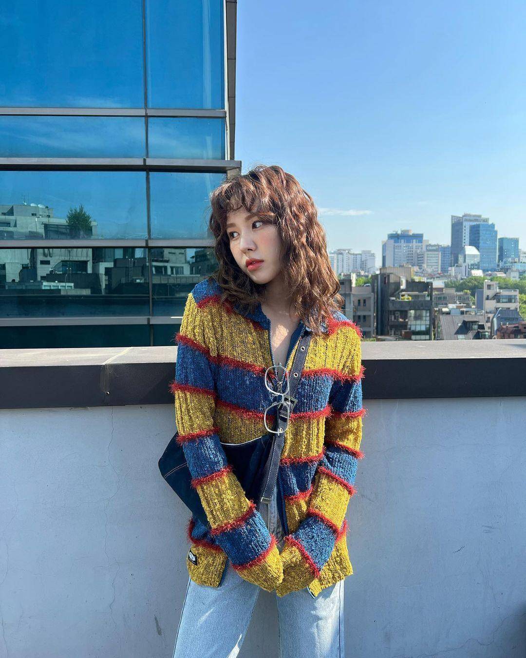 red velvet成员wendy坐屋顶拍照引热议:我是孙胜完,无所畏惧_高楼