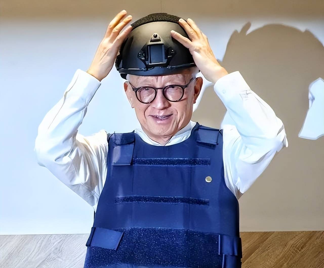 曹兴诚欲斥资10亿训练民兵,台网友:与解放军打巷战,去送死么?