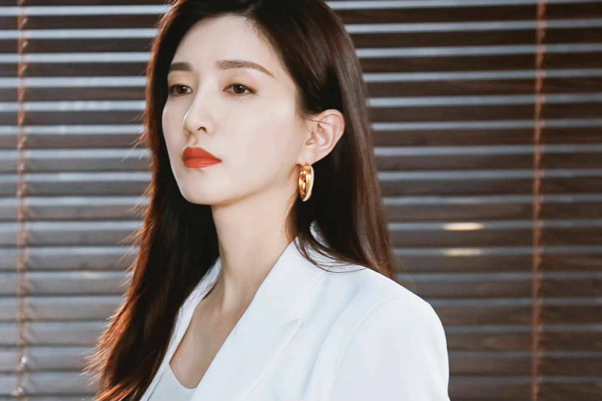 一涂大红唇,演拽姐,江疏影又飒回来了_角色_江莱_形象