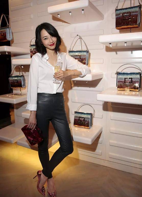 白百何瘦到"脱相",穿衬衫搭配黑皮裤现身,浓妆艳抹一股风尘味_女人