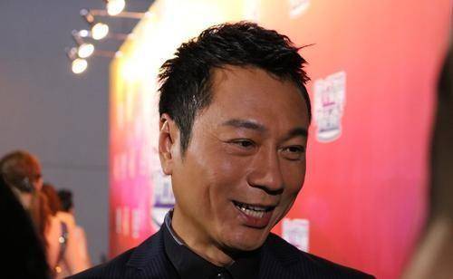 如今黎耀祥已经57岁了,却也并没有放弃在拍戏,近两年来还参演了《凤弈