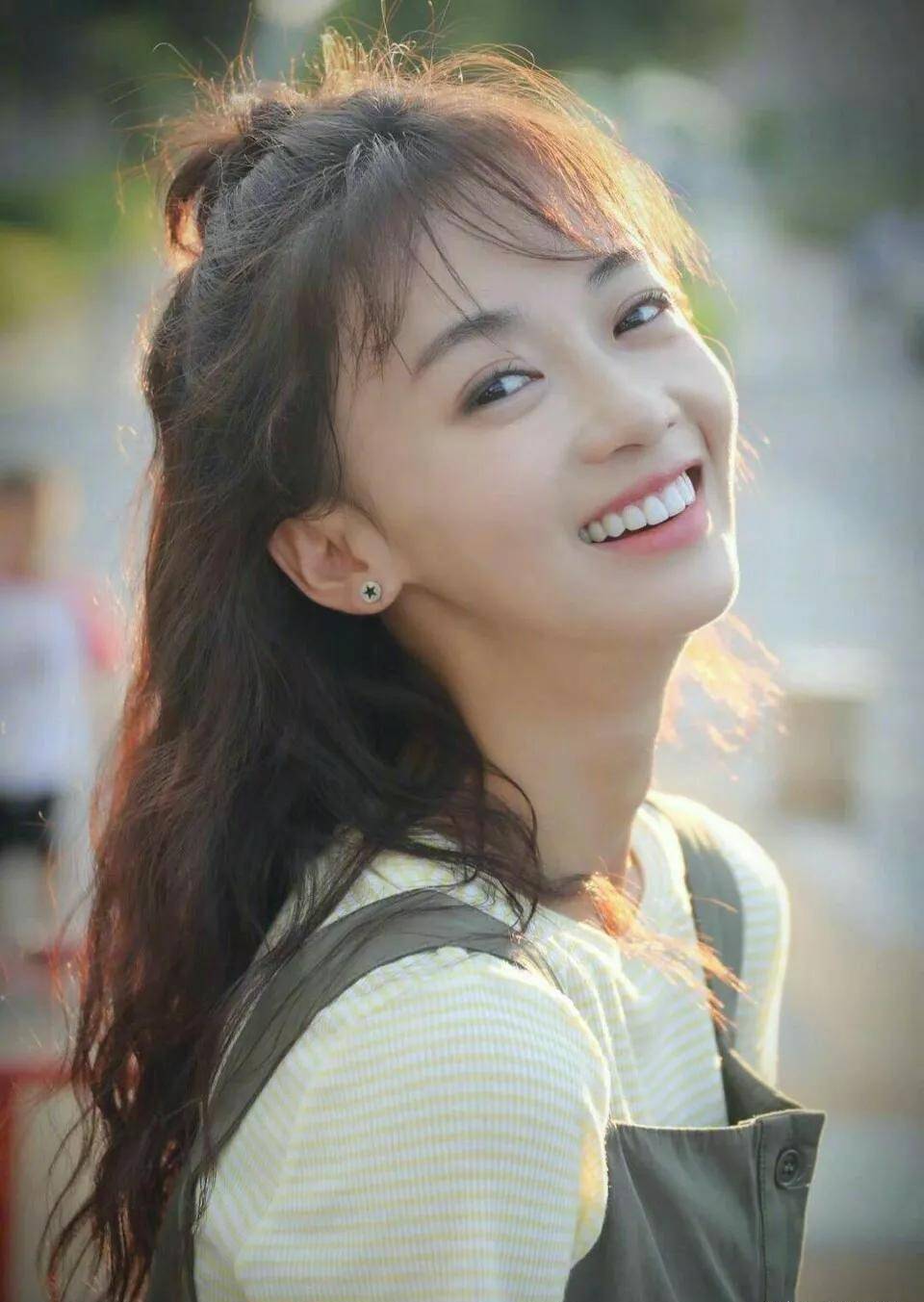 走红就耍大牌的女明星,有一位是90后新生代,有一位已退出娱乐圈_吴谨