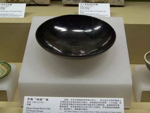 最不起眼的小碗，孤零零地放在博物馆中，却吸引了最足的人气