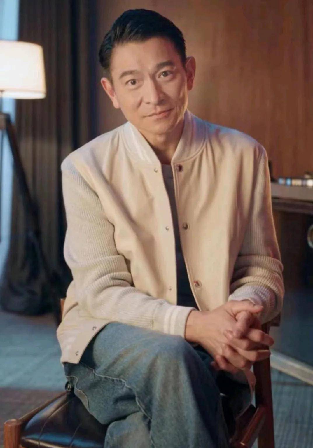 60岁刘德华赤脚在家拖地,睡2000元床用廉价拖把,豪宅曝光笑开怀_天王