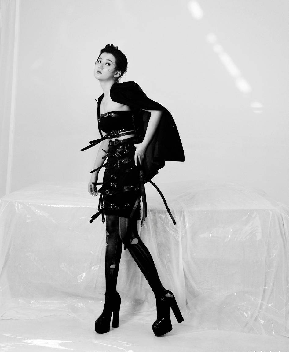 乔欣真敢穿,丝袜破了几个洞身上更缠满皮带,秀美腿野性十足_形象_时尚