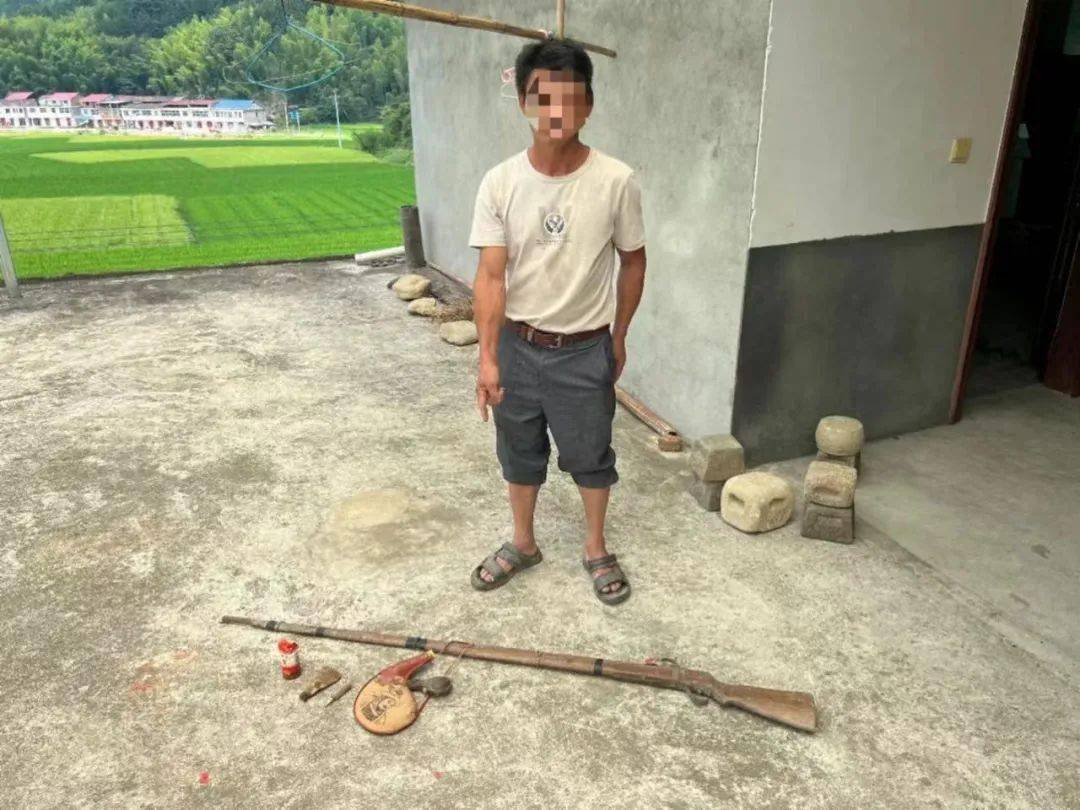 民警在犯罪嫌疑人谢某贵家中查获"土铳"1把.目前案件在进一步侦办中.