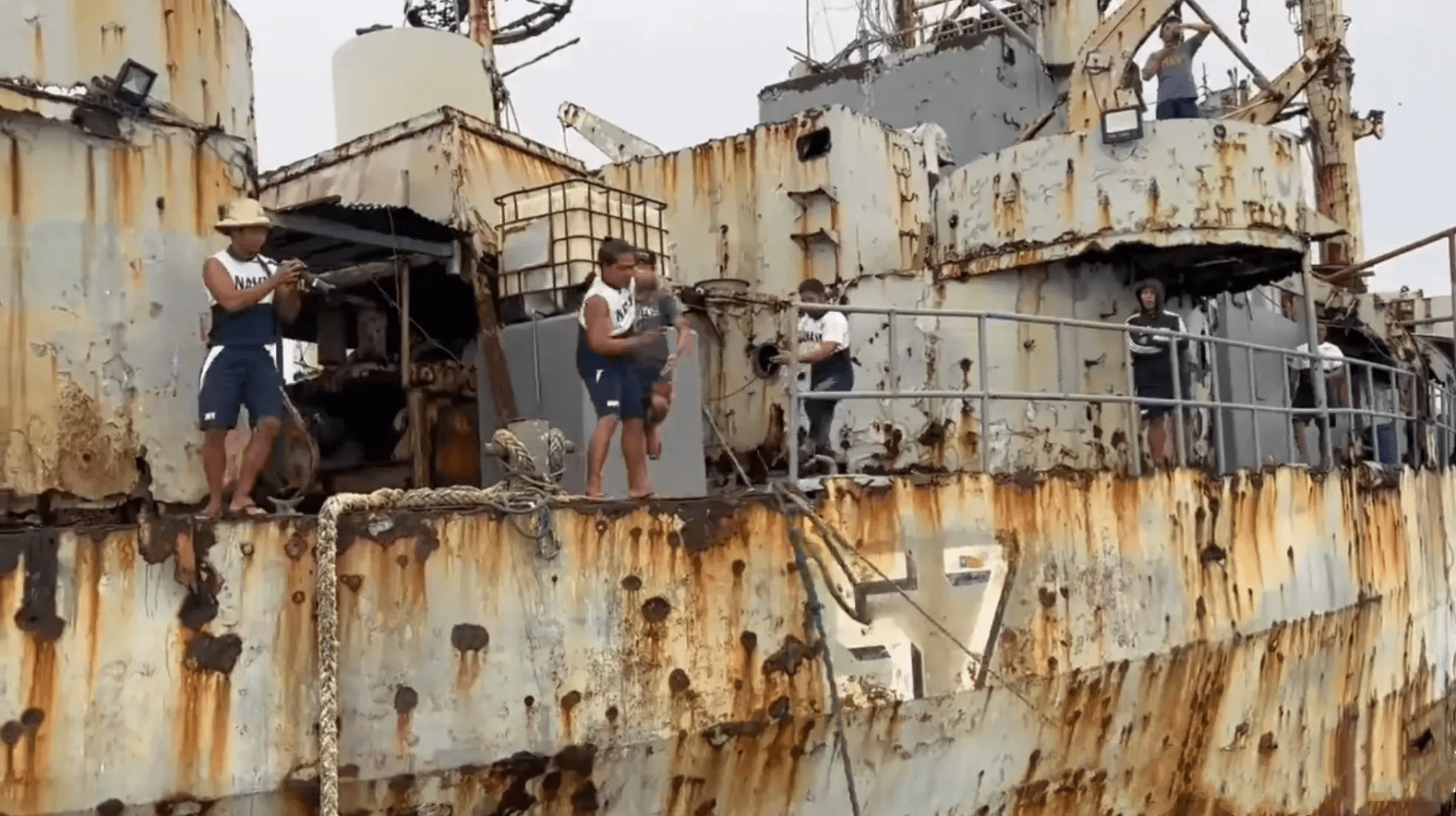 军舰的侵蚀非常迅速,菲律宾这艘"搁浅"在仁爱礁的破舰原本就残破不堪