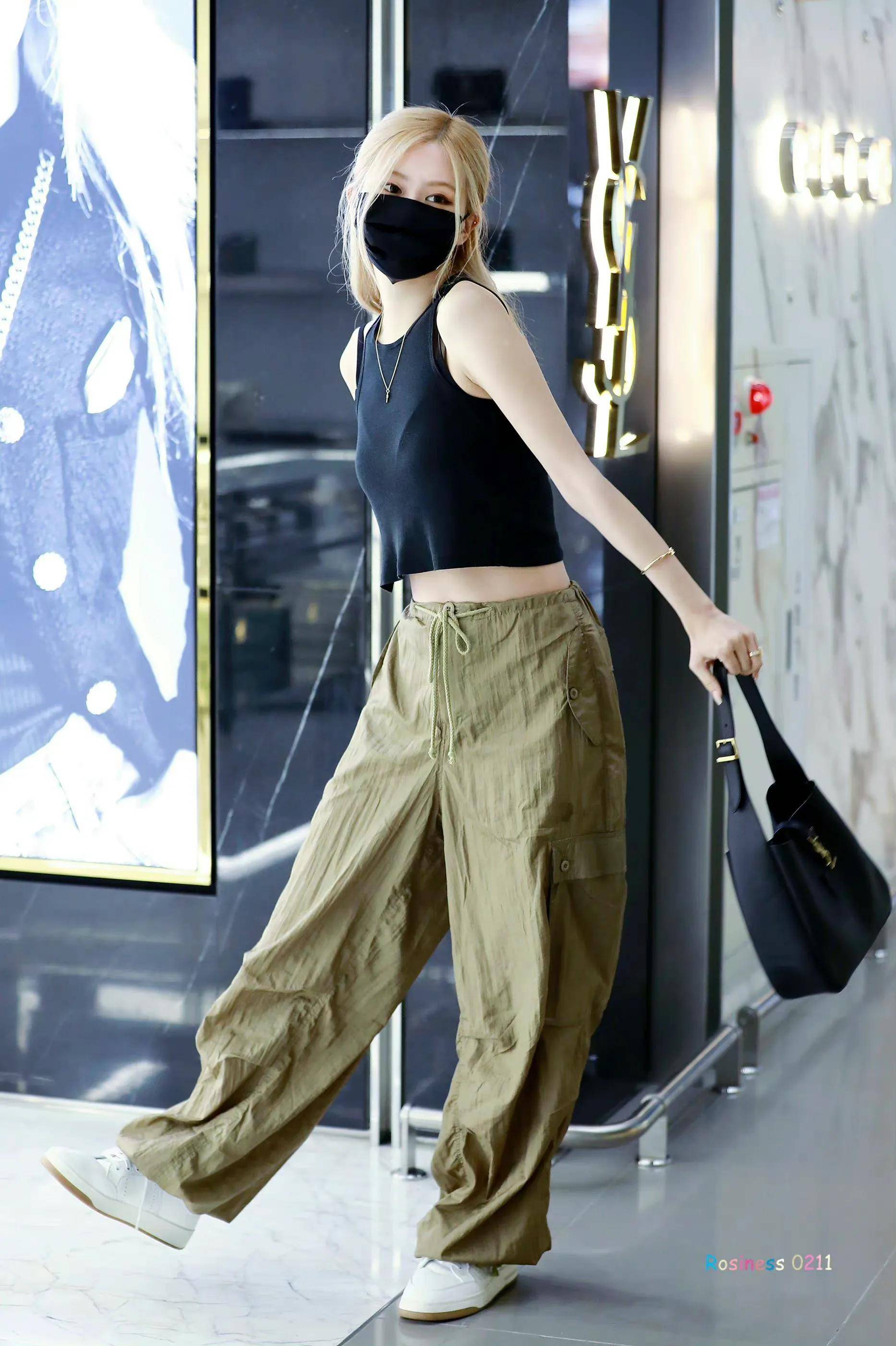 朴彩英太会"秀腰",将t恤折一半,配低腰裤潮流显小蛮腰_身材_个性_look