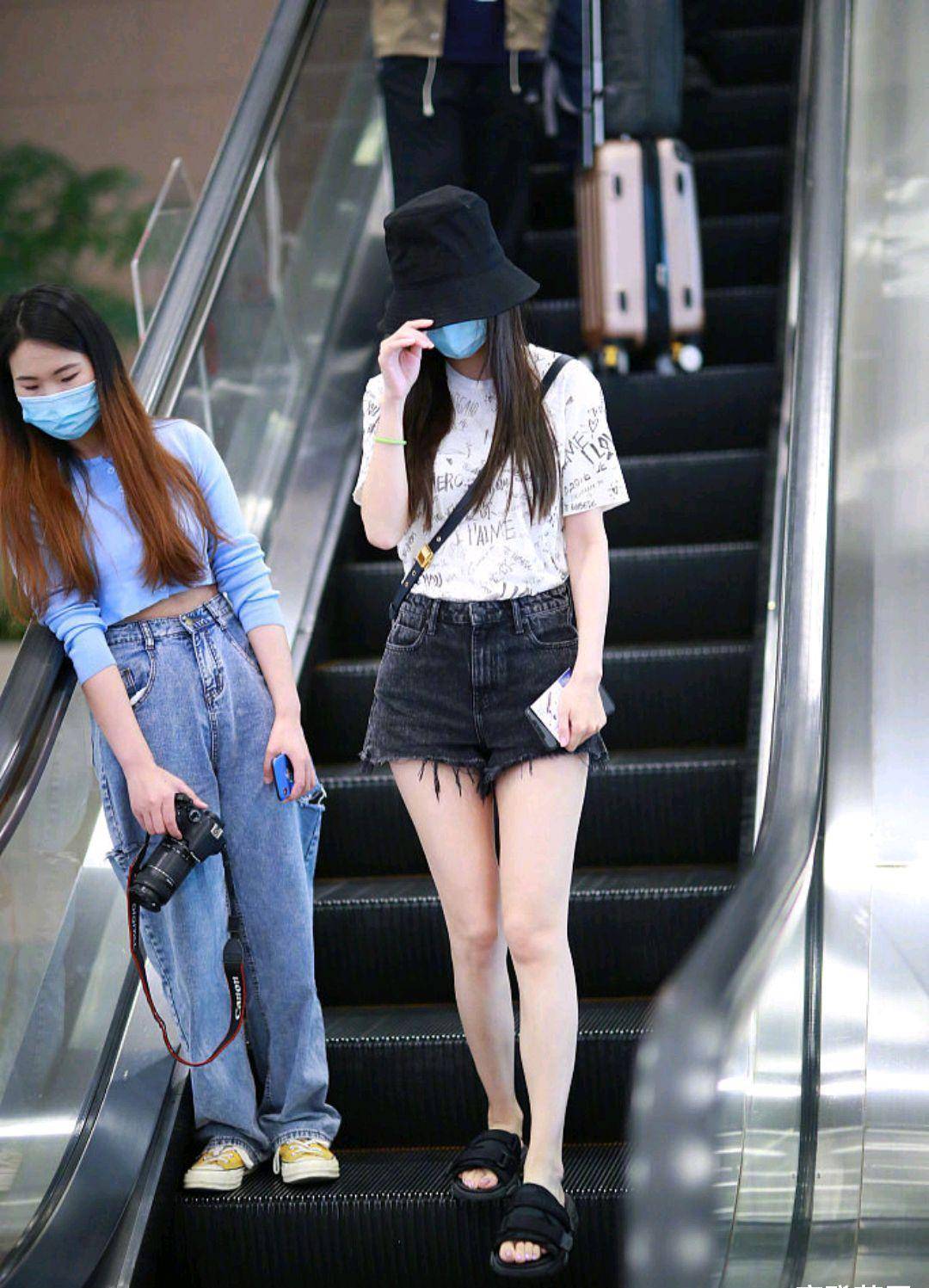 angelababy这次现身机场,身穿一件白色印字母t恤搭配一条牛仔热裤