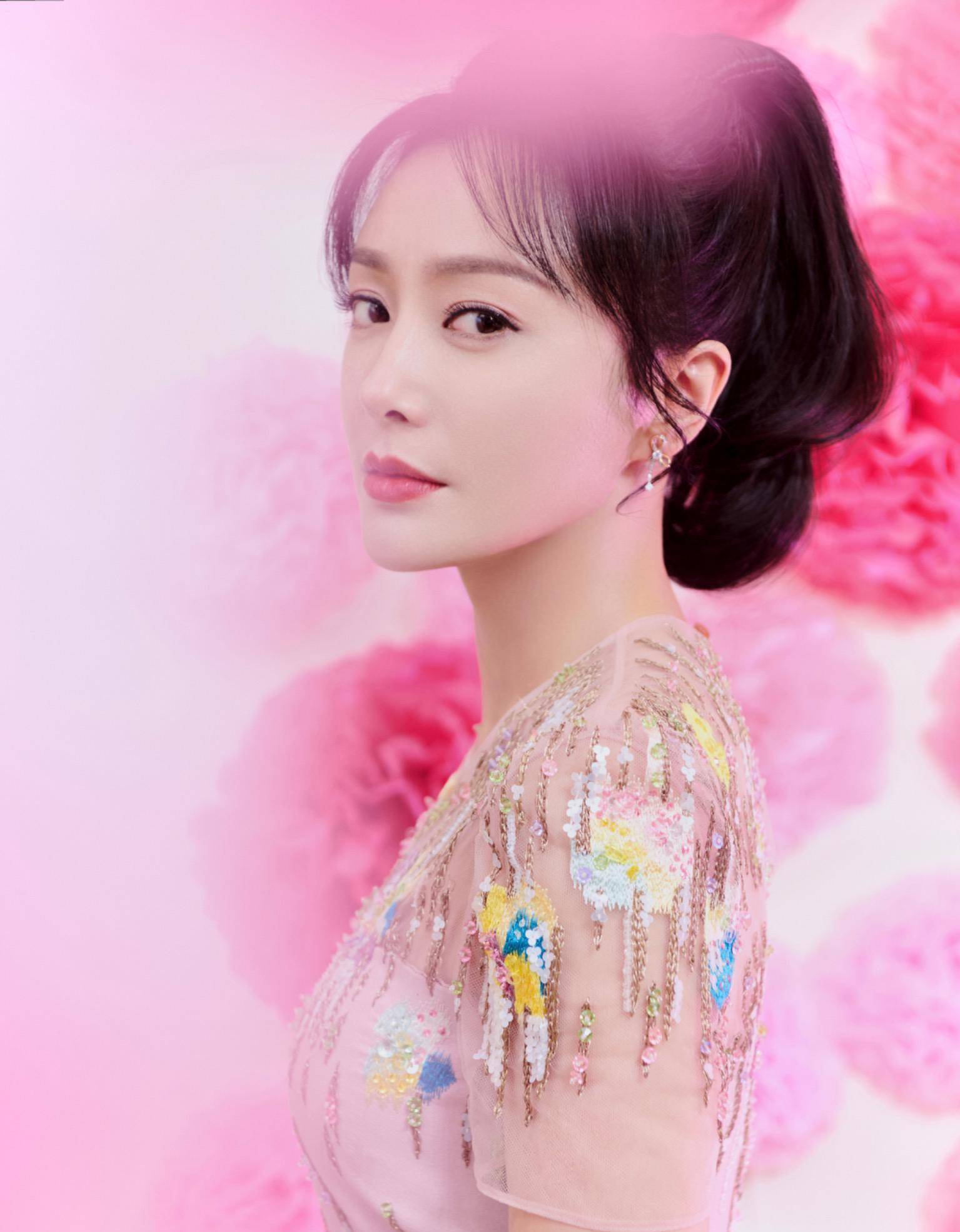 身穿绿色闪钻裙的秦岚,霸气四射,简直美呆了_时尚_御姐_设计