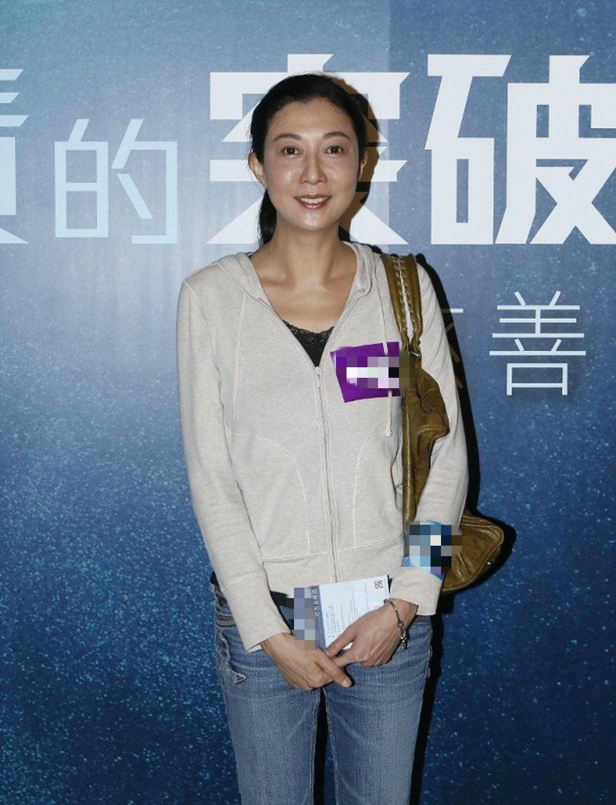 吴绮莉海边游玩,47岁身材挺真实的,就是穿的泳装太寒酸了!