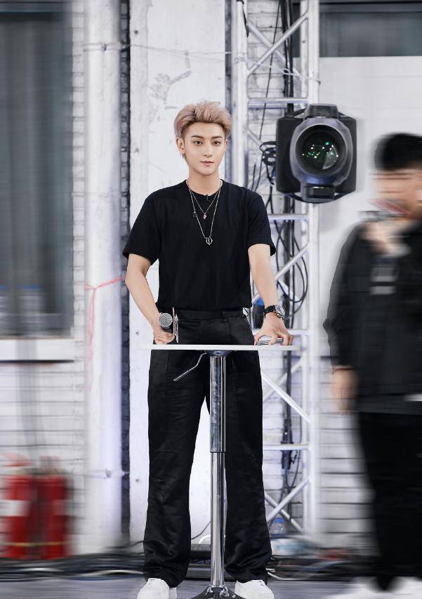 求黄子韬别穿"贴身裤"了,看他秀出来的腿型,女生都羡慕了_look_时尚