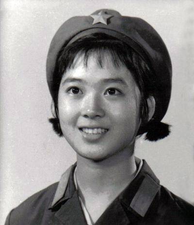 老照片:31位八十年代明星军装照 龚雪 葛优 刘晓庆 李秀明 傅艺伟