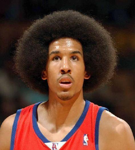 虽然现在马刺新秀朗尼-沃克剃成了平头,但是刚进联盟那会儿他的头型