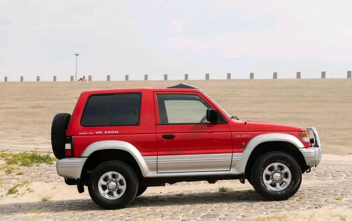 实拍双门三菱帕杰罗,v6引擎 分时四驱 短轴距,霸气_搜狐汽车_搜狐网