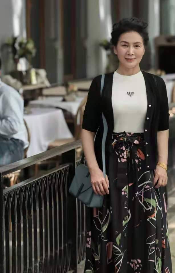 瞧这位60 妈妈的穿搭,比穿得花里胡哨更好看_中老年_女人_魅力