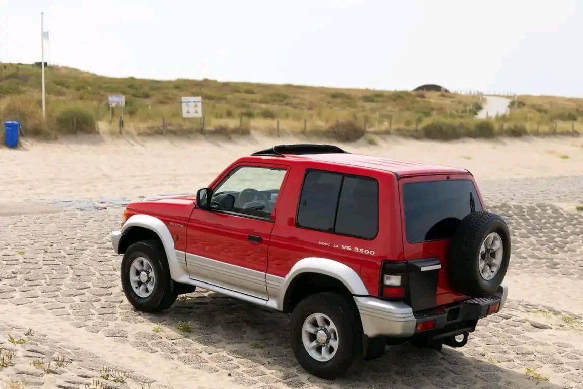 实拍双门三菱帕杰罗,v6引擎 分时四驱 短轴距,霸气