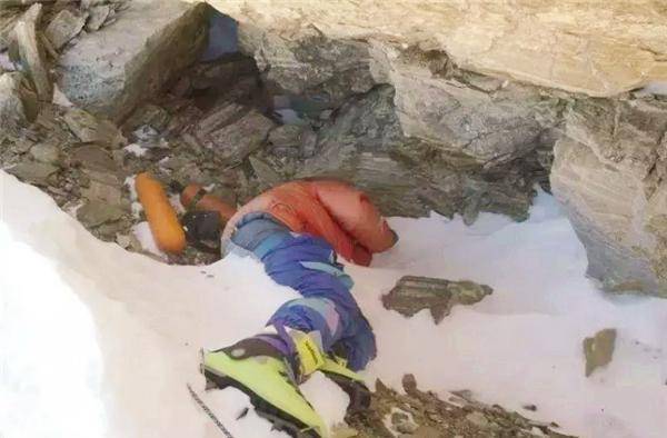 珠峰上的“绿靴子”：24年来数百名登山者路过，为啥无人过问？
