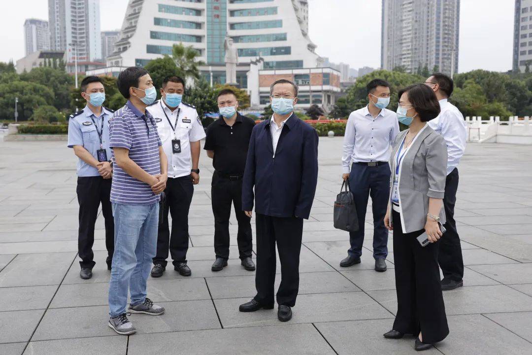 市委组织部部长滕伟华,市人大常委会副主任,南明区委书记黄成虹参加