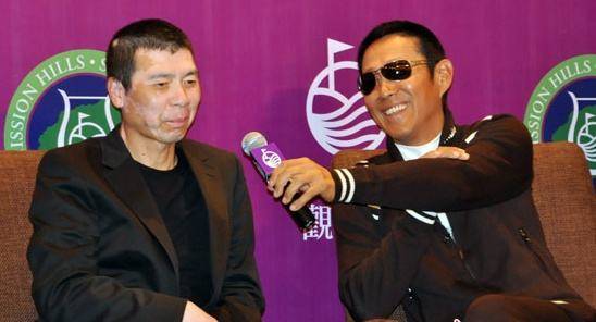 身着一袭时尚装趴在窗户上,她的花花世界够味儿_左小青_陈道明_姜文