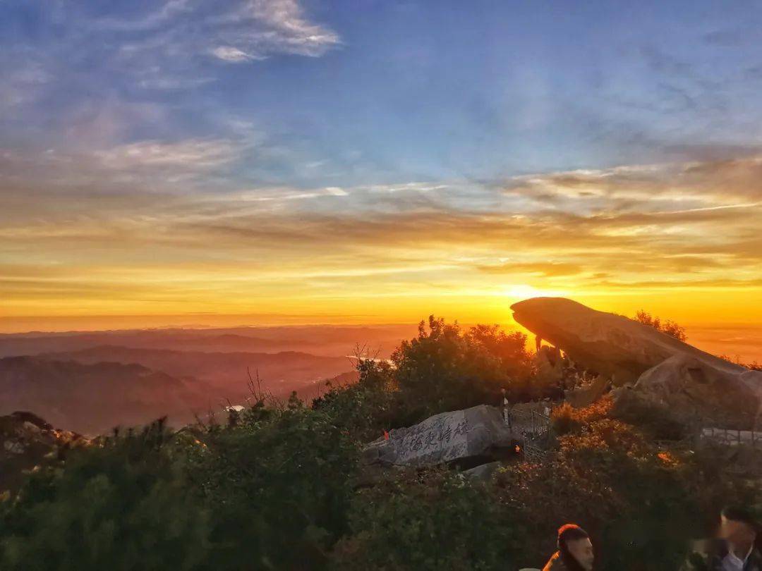 可观赏到壮丽日出的全过程在泰山晴朗的秋日好天气