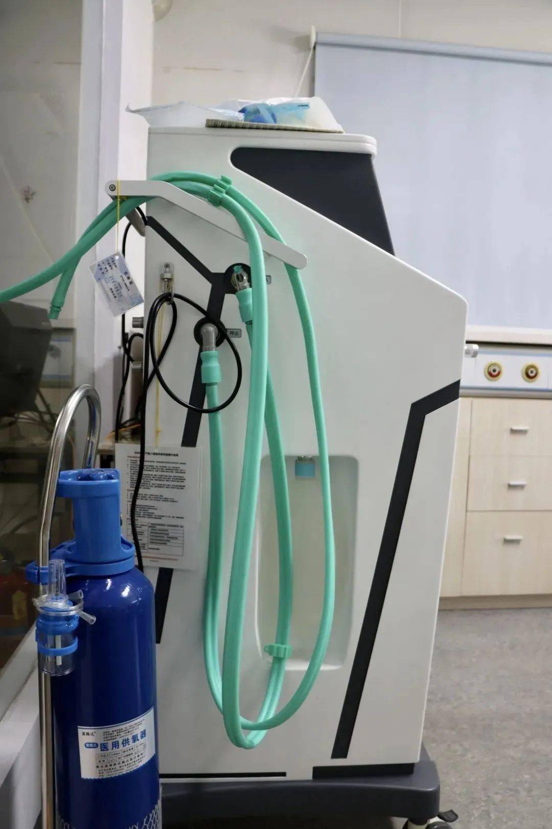 简单来说,笑气就像动画片,患者就像小朋友,动画片能让小朋友安静下来