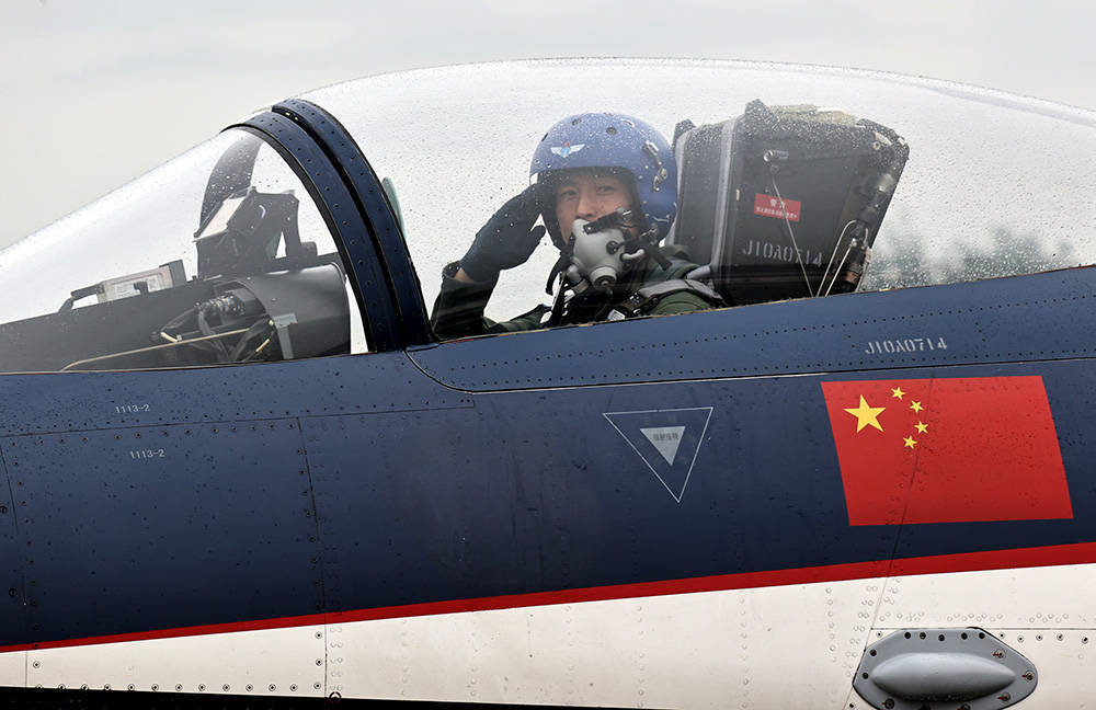 暨长春航展第四天,"八一"飞行表演队的飞行员,起飞前向地勤人员敬礼