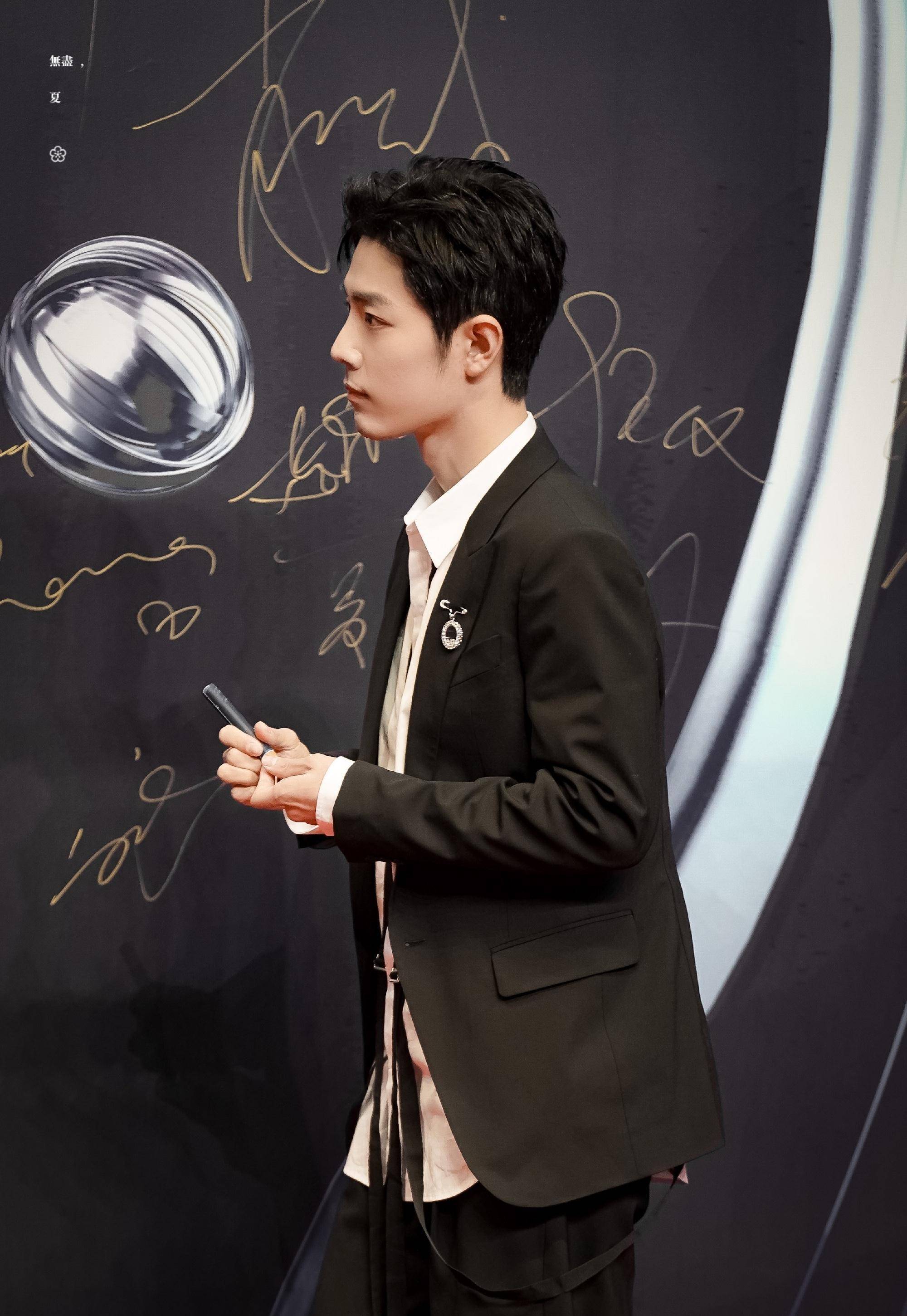 肖战王一博星动之夜同台,同穿一套衣服太惊人,博君一肖是真的!