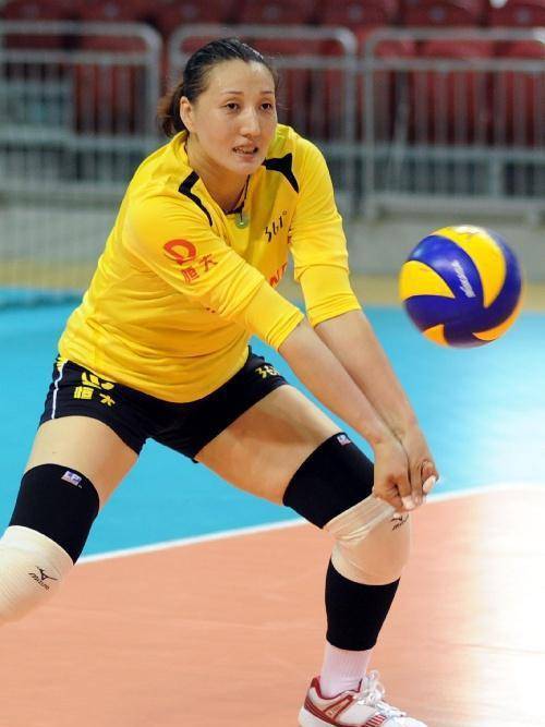 前女排国脚王丽娜,退役后身材大变,如今开了一家纹身手臂的餐厅_大鸟