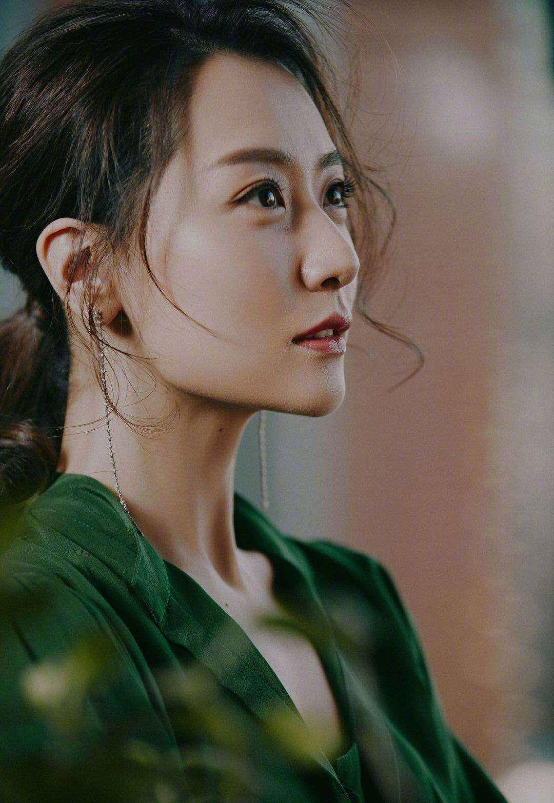 白冰穿衣太有品,墨绿色长裙尽显高级感 简直就是气质女神的代表_时尚