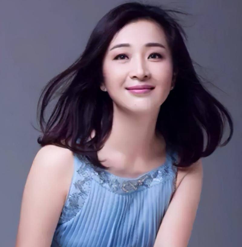 张嘉益:曾被前妻羞辱,中年靠演技走红,二婚娶当红女星终获幸福_杜珺