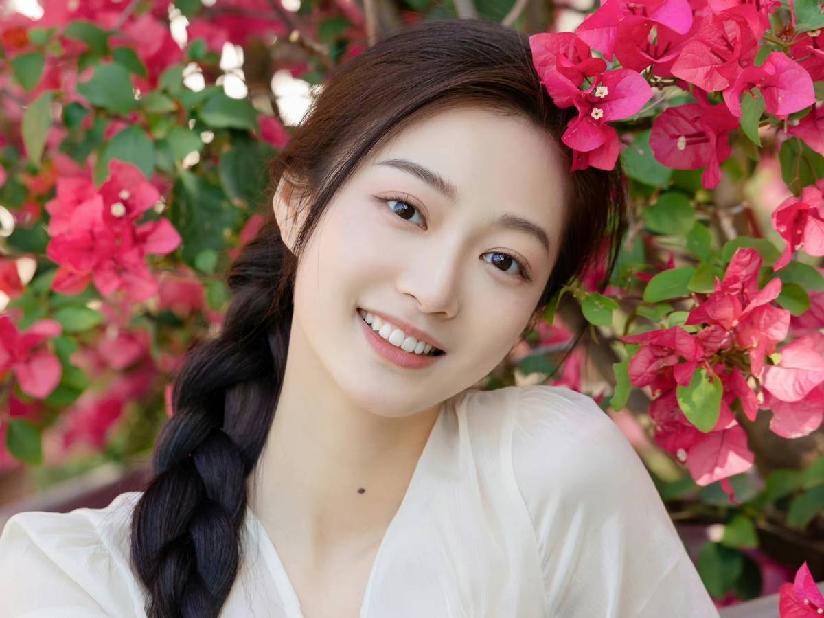 从最美领诵员到复旦校花,23岁冯琳太惊艳,连杨澜都赞不绝口_林峰_董卿