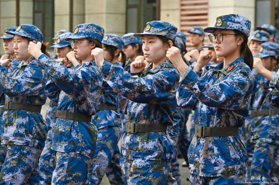 燃!直击青岛农业大学最飒迷彩英姿!​_军训_训练场_青春