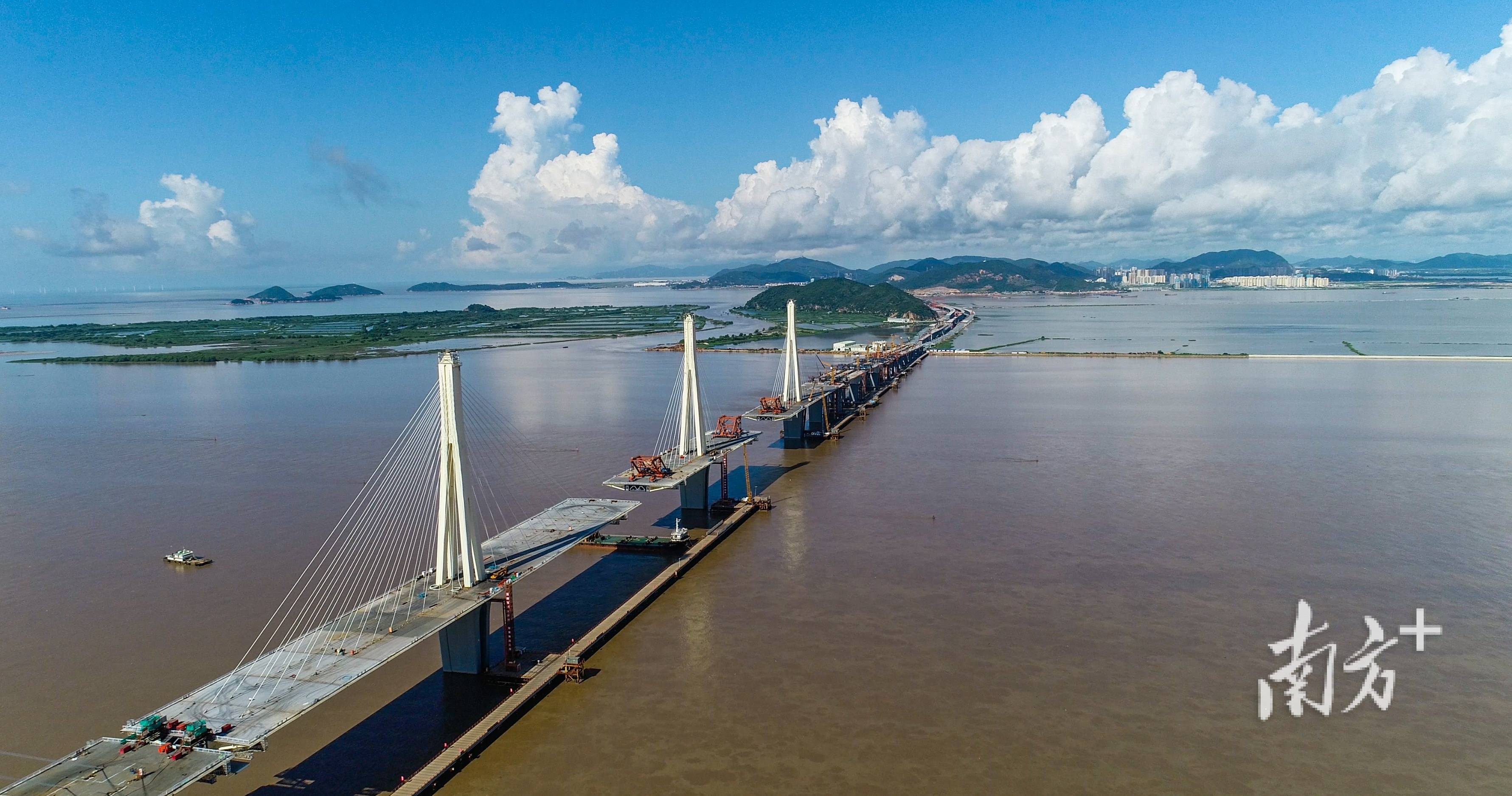 据介绍,金海特大桥桥址处台风多发,设计基准风速38.