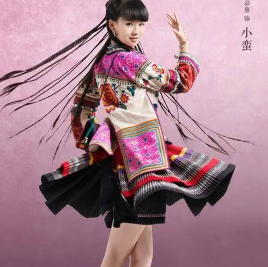 杨丽萍外甥女小彩旗罕曝近照!拄拐杖发福认不出,23岁独居英国