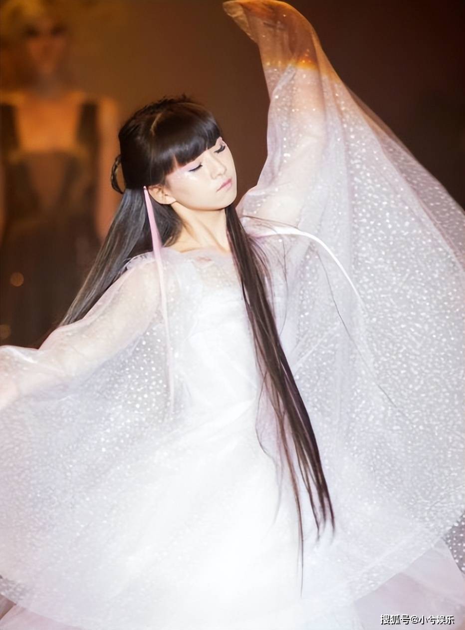 清纯模样示人的小彩旗,后来被曝光经常泡夜店,喊大她十几岁的男子老公