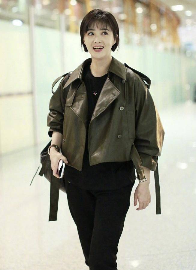 林妙可终于有点时尚感了,穿皮衣戴报童帽去看画展,嘟嘟脸惹人爱_姐姐