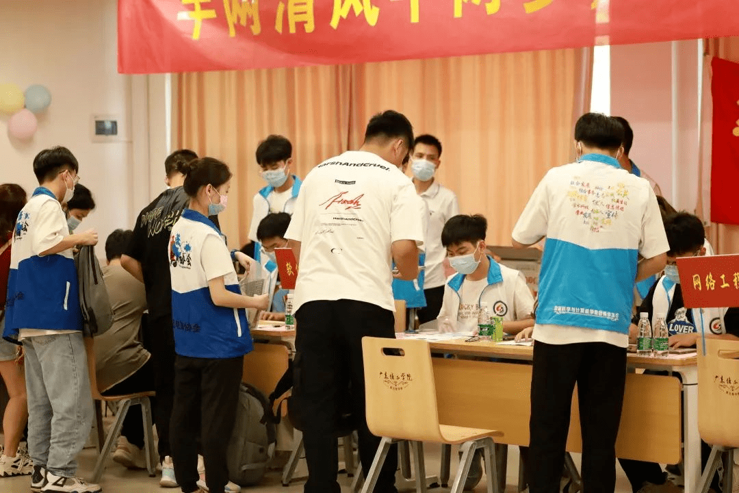 张灯结彩9月3日广东培正学院将在此开始书写人生新篇章3600多名普通