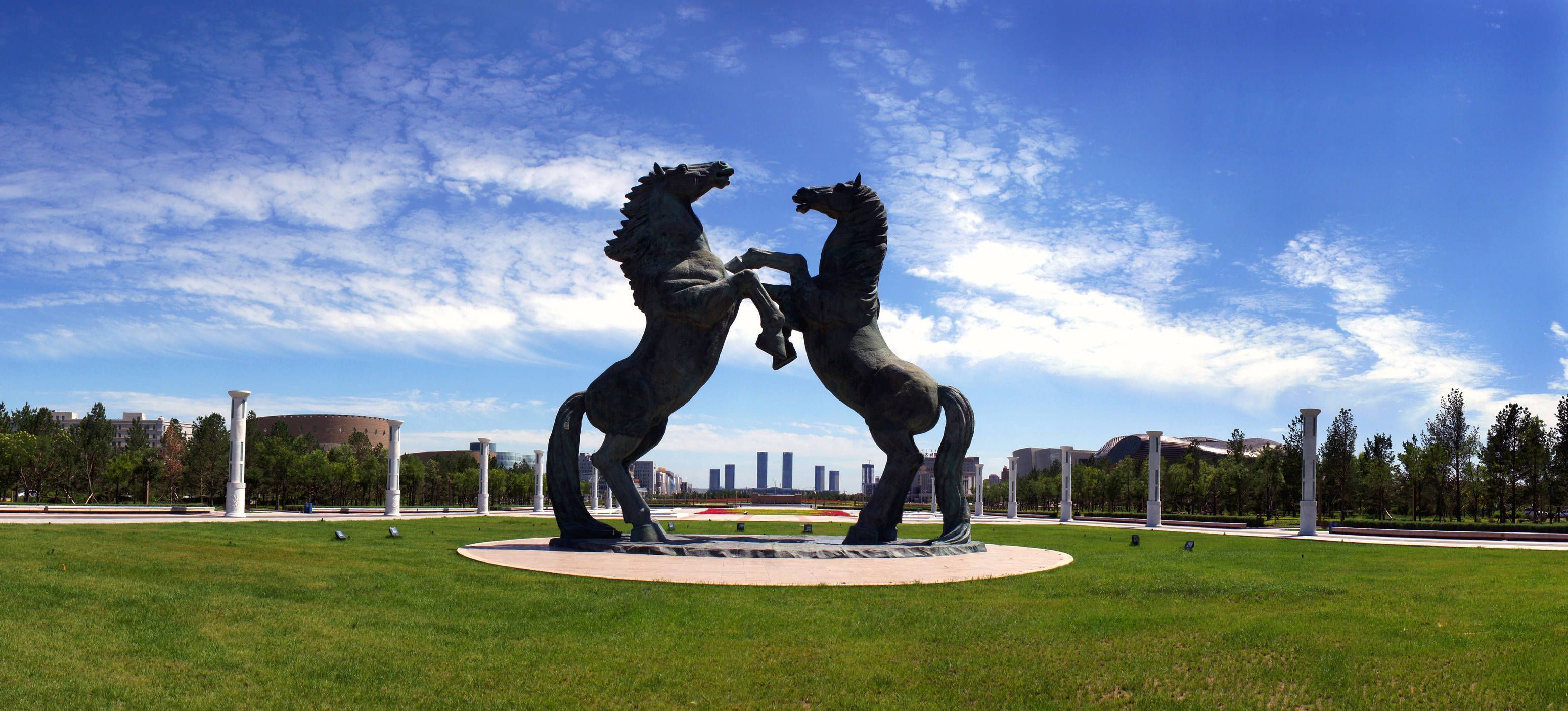 黄河北岸的呼和浩特,包头市与鄂尔多斯又形成内蒙古自治区最为富集的"