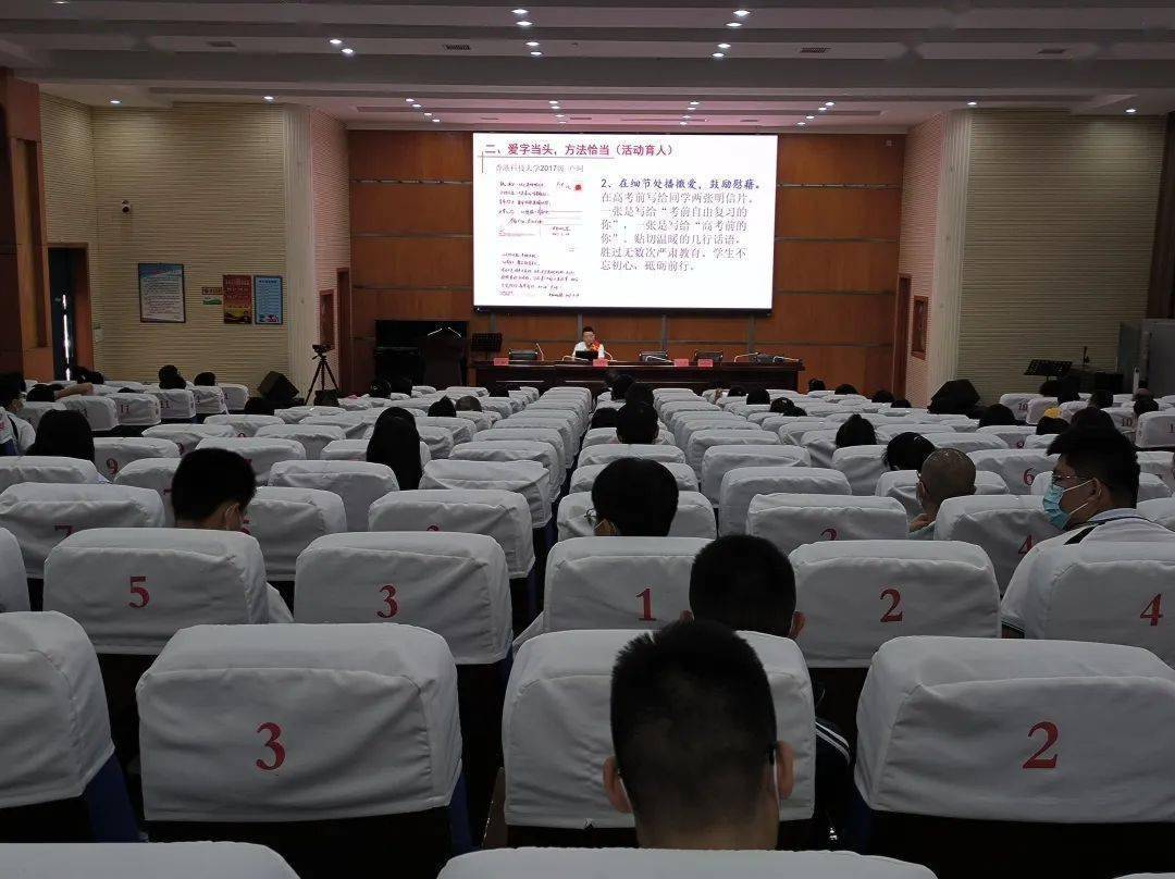 9月5日上午,中共南昌县委宣传部,县文明办联合县教体局在莲塘二中学术