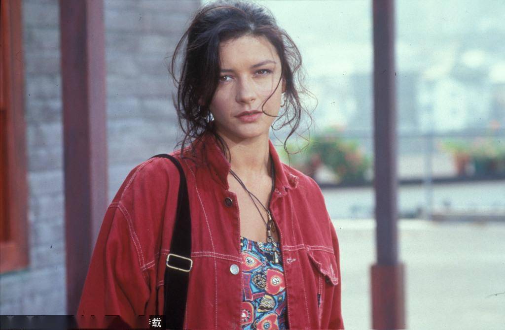 凯瑟琳·泽塔-琼斯出生于英国威尔士的海滨城市斯旺西5岁开始学习舞蹈